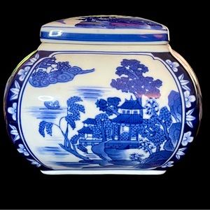 Vintage Bombay Co. Porcelain Chinoserie Blue Willow Ginger Jar 6.5" x 8" x 8"